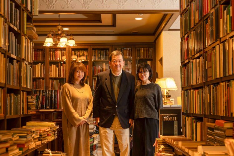3代目社長の北澤一郎さんを挟んで、妻・恵子さん（左）と娘・里佳さん。