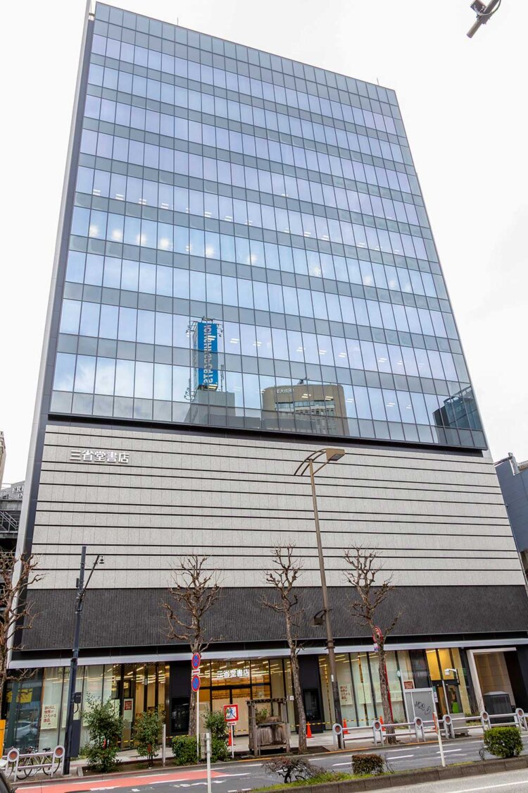 建物は地上13階建て。5階から上はオフィステナントに。