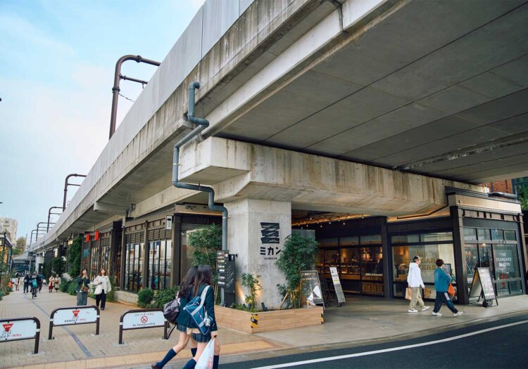 京王井の頭線の高架下には複合商業施設「ミカン下北」が開業。