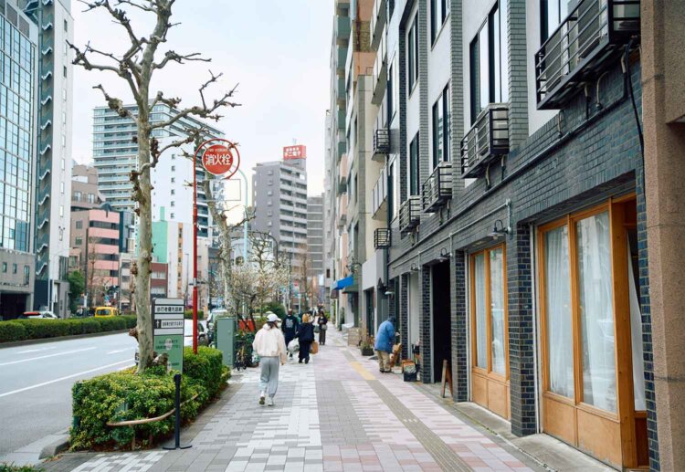 レトロなビルに入る『喫茶 半月』のある通り。街の景色が変わった印象。