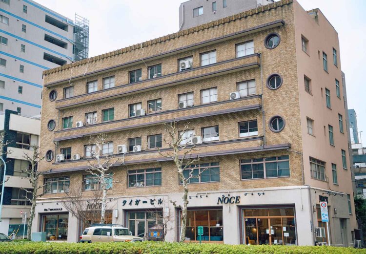 戦前から立つ現役の近代建築「タイガービル」は、ランドマーク的存在。