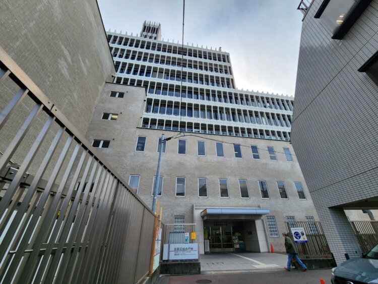 路地の奥にある目黒区総合庁舎の出入り口。