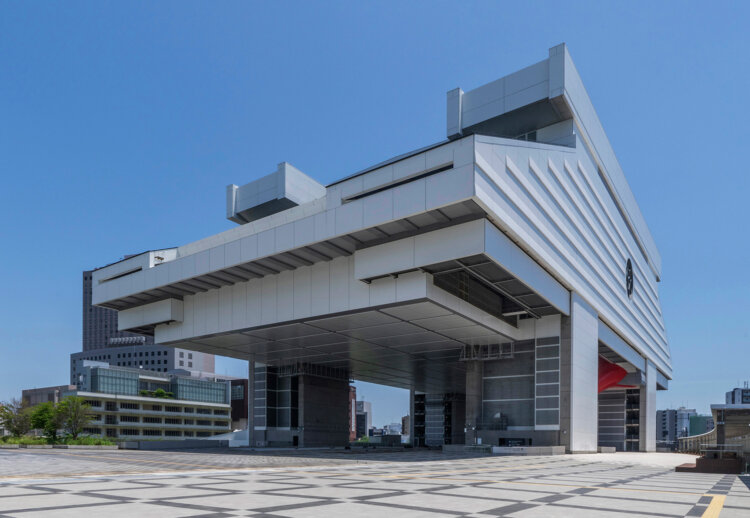 菊竹清訓設計の印象的な外観。