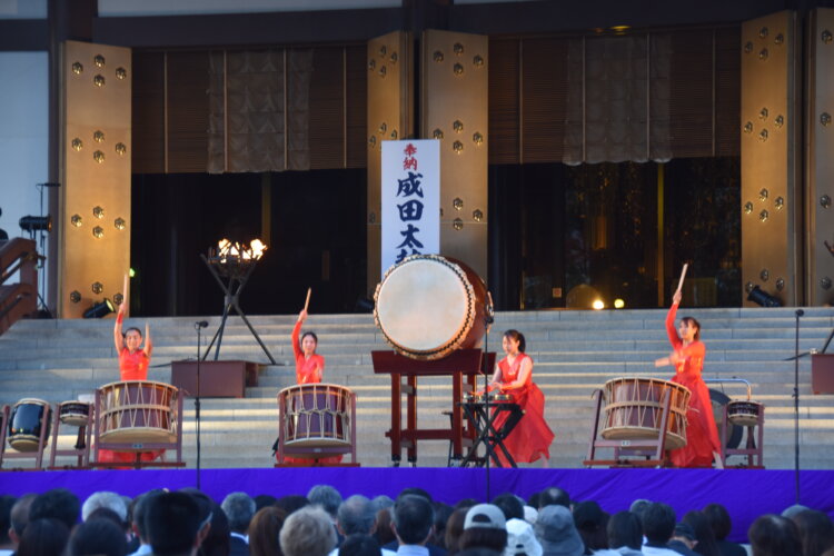 熱気と感動が会場を包み込む「成田山千年夜舞台」は、18日（土）の17～19時。