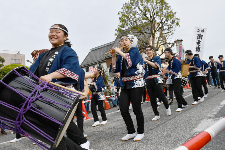 個性豊かな団体がにぎやかに練り歩く「千鼓万礼パレード」が祭りを締めくくる。