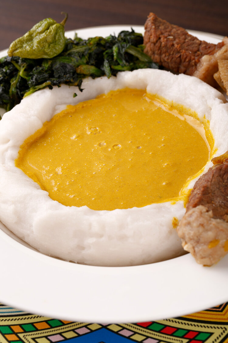 アチュ2500円はなんと石灰とパームオイルなどのスープ。牛肉もどっさり。