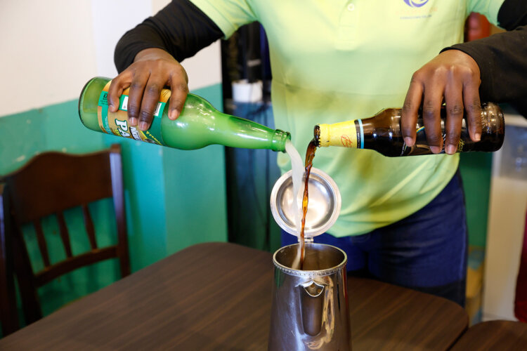 パームワインとギネスビールを混ぜて飲む。