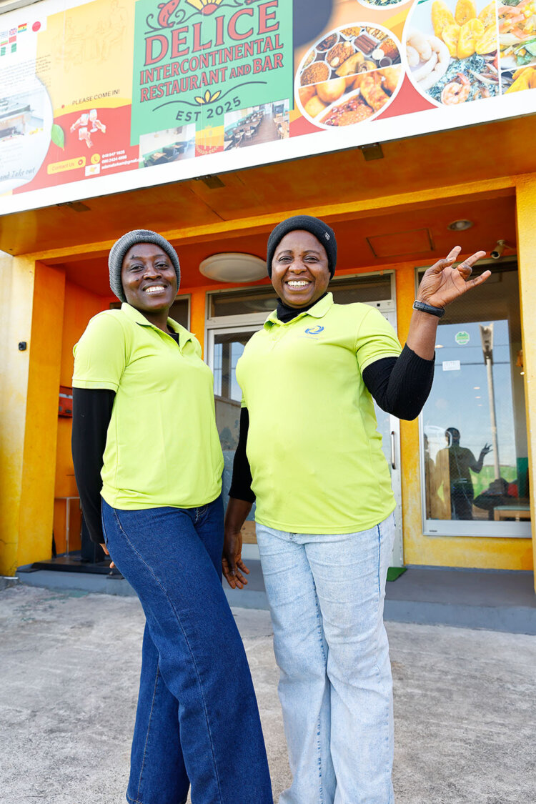 ジャネットさん（右）と妹さん。