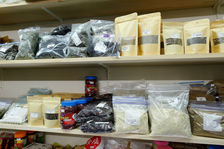 リベリアだけでなく西部を中心にアフリカ各地の調味料やスパイスが並ぶ。用途が分からないものは聞いてみよう。