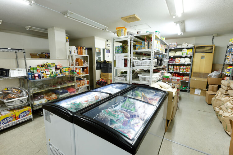 2階に食材店も併設。ガーナをはじめアフリカ各地のものが揃う。ガーナ名産チョコレートが売っていることも。看板商品のケンケ550円。