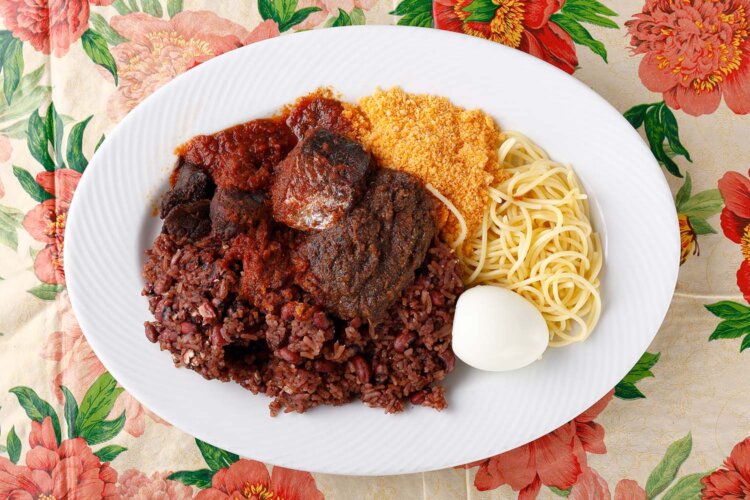 ワラチェ1500円は米と豆の赤飯を魚やシト、キャッサバ粉などと食べる。