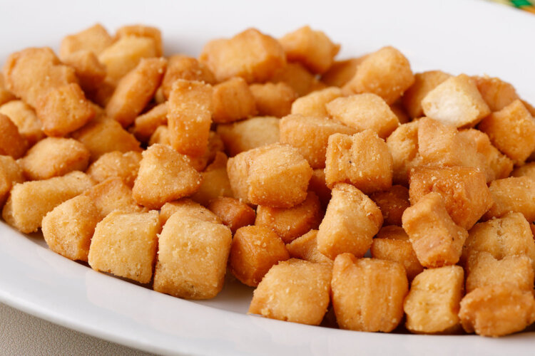 西アフリカの揚げ菓子その名も「チンチン」はザクッとした食感のクッキーという感じ。こちらが『DELICE』で、