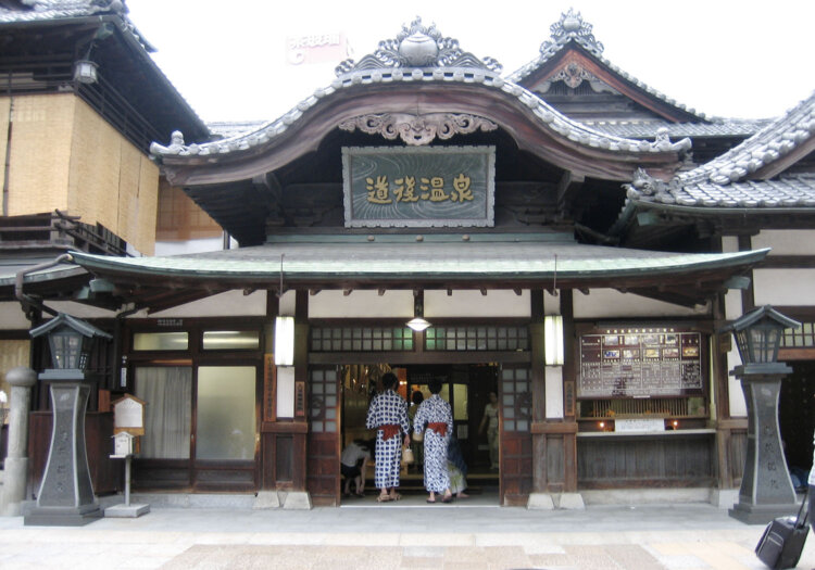 建物全体が国の重要文化財、歴史を感じさせる『道後温泉本館』。