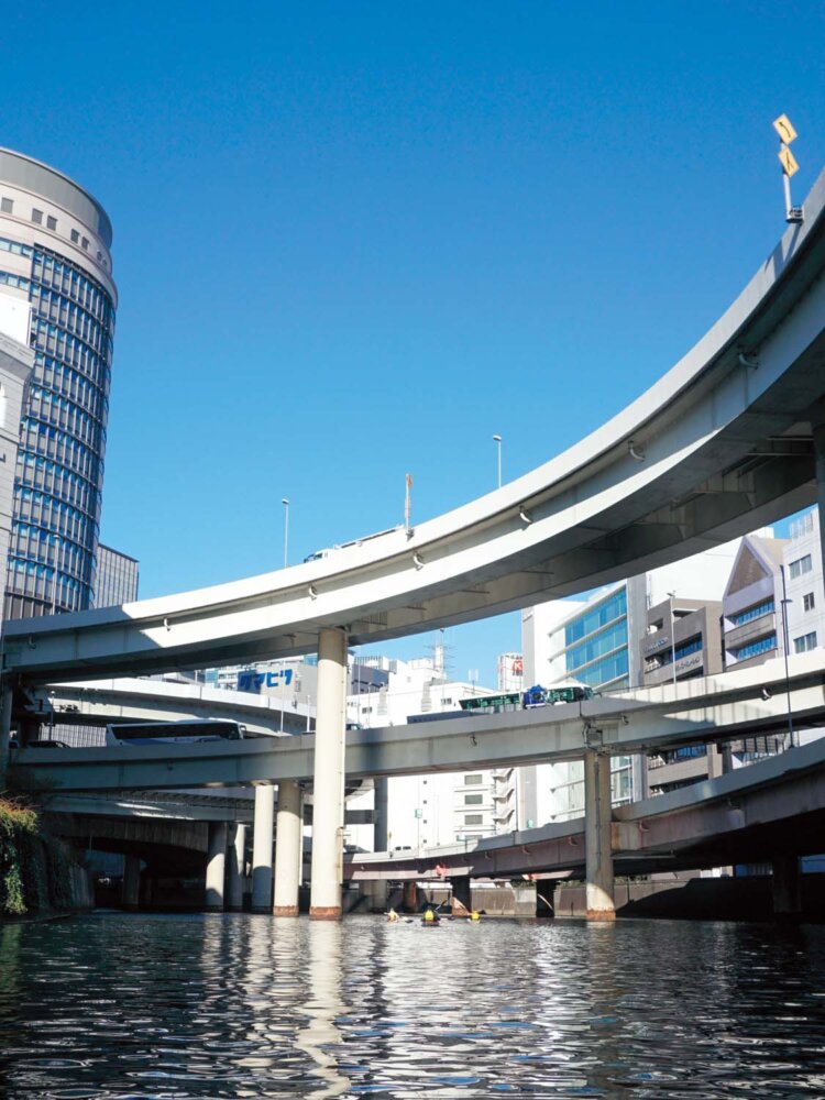 首都高速の江戸橋ジャンクションを川面から。江戸時代にはここから富士山が見えたとか。日本橋のツアー料金大人9000円。