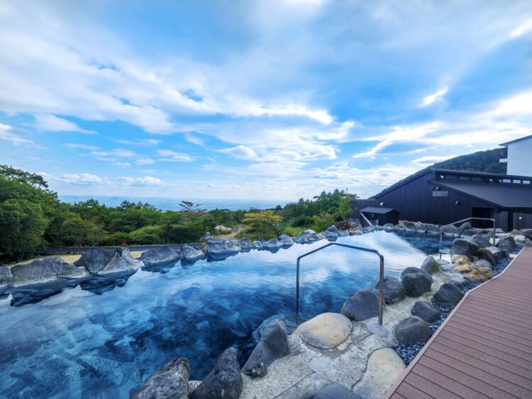 『ほったらかしの宿 ゆうふり那須高雄温泉ロッジ』の天空露天プール。
