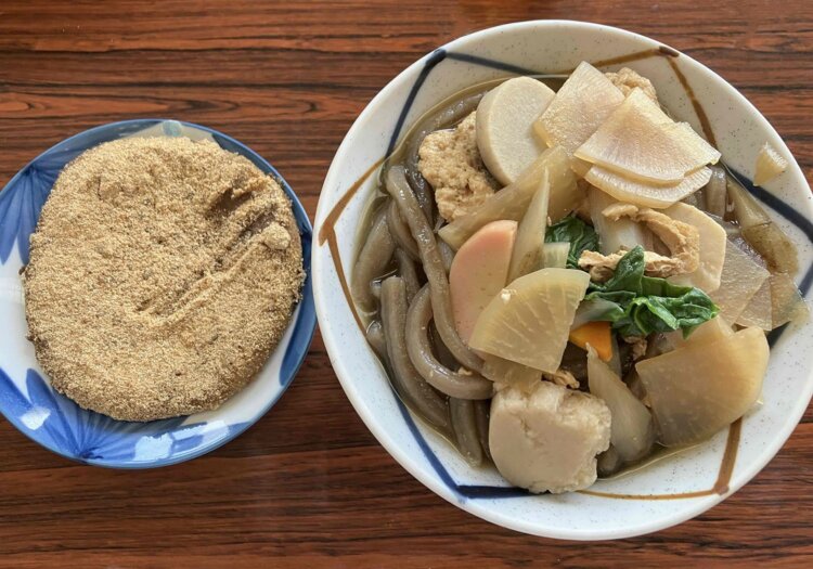 麺状にせず、団子状にしたもの（左）は「ゆでもち」と呼ばれ、きなこをまぶして食べる。