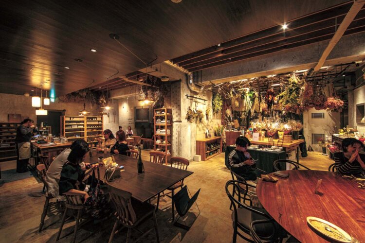 階段を下りた地下には雑貨も販売する『Coffee bar & Shop coin』が。ドライフラワーと生花も取り扱う『Flower fete』と共に。