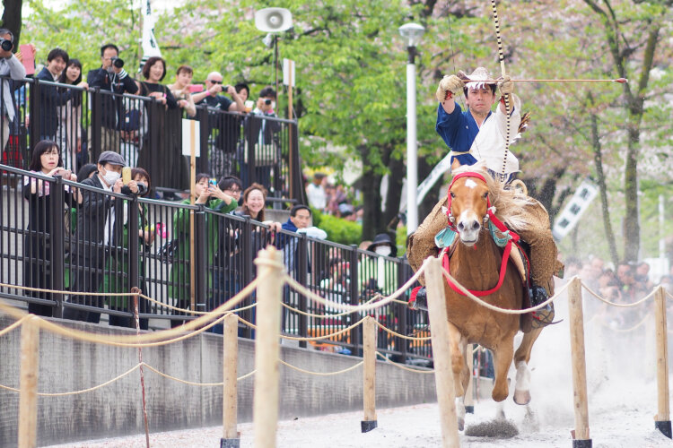 走る馬の上から弓矢で的を射抜く！「第42回浅草流鏑馬」が台東区立隅田公園で4月18日に開催