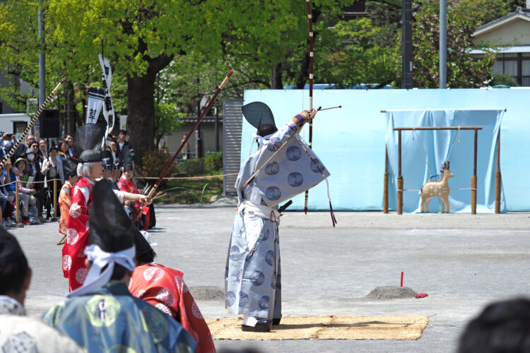 約20m離れた場所から高さ約110cmの鹿の形をした的に矢を放つ「草鹿」。