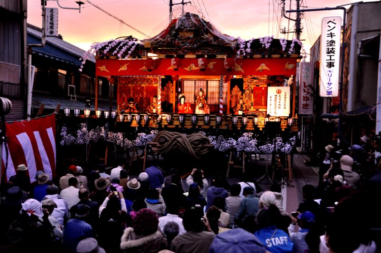 17日（金）の夕方には屋台歌舞伎が上演される。街中の道路を封鎖して大きな舞台が組まれる様子は圧巻だ。