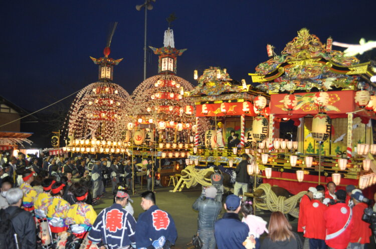 小鹿神社に4台の山車が集合した様子。提灯に明かりが灯り、迫力満点！