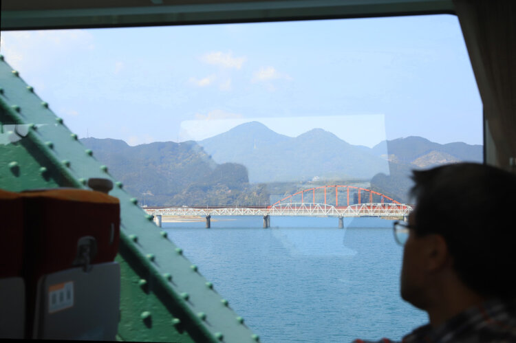 JR紀勢本線で新宮駅へ。熊野川で三重と和歌山の県境を越える。