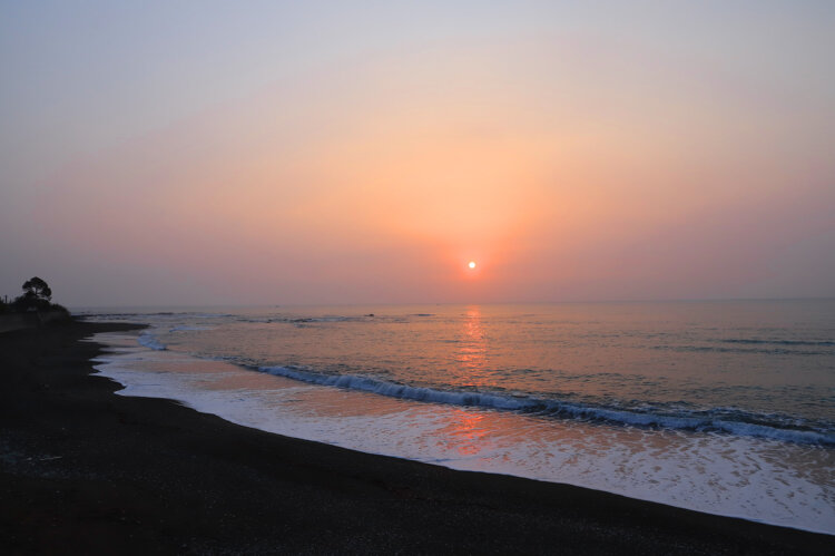鈴島近くの海岸で拝む朝日。遮るものは何もない。