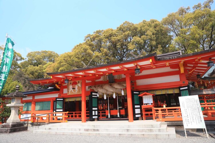 拝殿奥の第一殿に熊野夫須美大神（くまのふすみのおおかみ）、第二殿に熊野速玉大神という夫婦神を祀る。