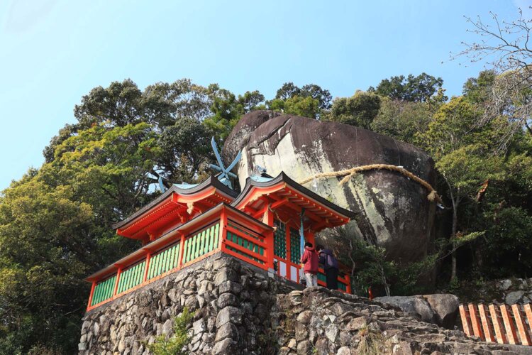付近で経塚や銅鐸が発見されたゴトビキ岩。ゴトビキはこの地方の方言でヒキガエルの意味。