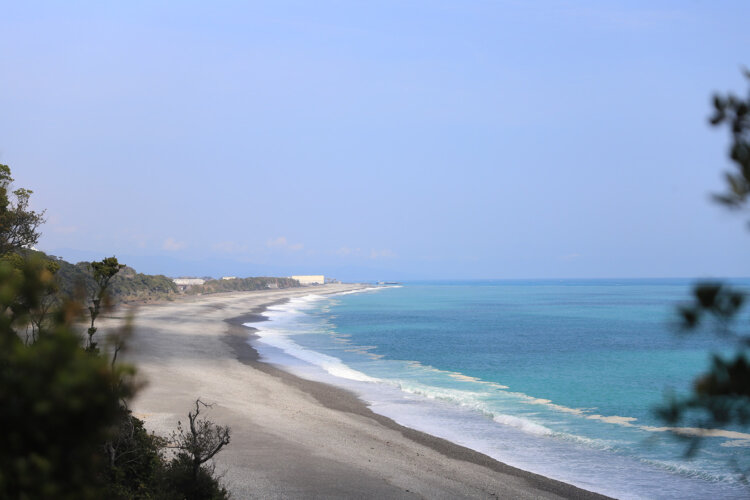 広角口から10分ほど歩くと少し風景が開け、王子ヶ浜を一望！