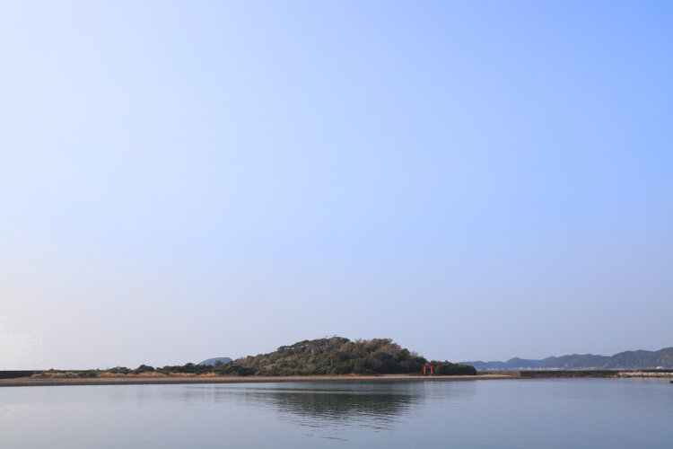 港から望む孔島。両島は堤防で地続きになっており、歩いて渡れる。
