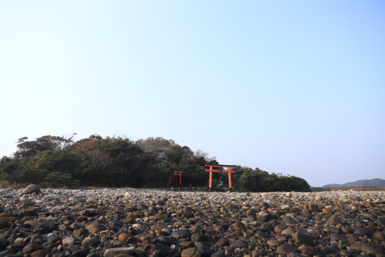 連なる厳島神社の鳥居を潜ると、島内に社殿がある。