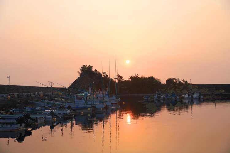 鈴島から朝日が昇る。島の裏側にも奇岩があるので探してみて。