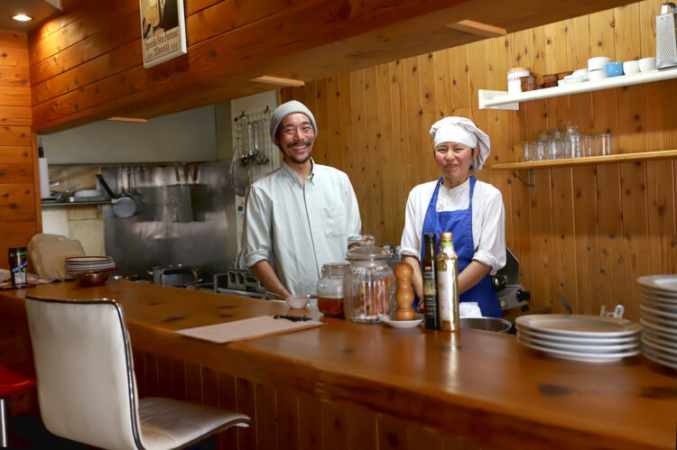 コンポストで生ごみを肥料にし、野菜を自家栽培する二人。
