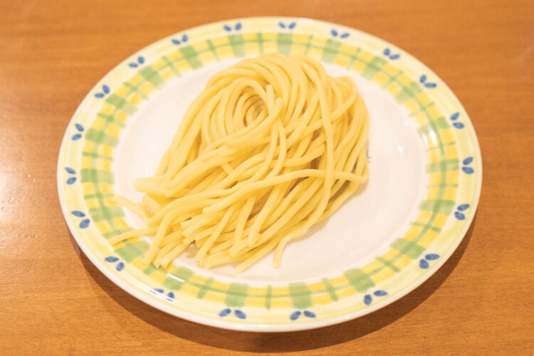 ゆでる前のカラヒグ麺。見た目も力強い。