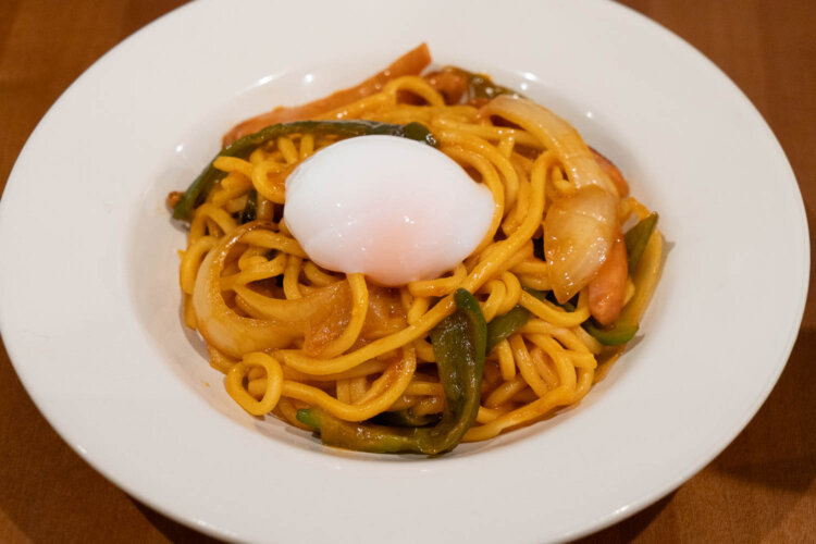 カラヒグ麺を使った「名物！極旨ナポリタン」はサラダ、ドリンク、パンも付いたセットで1600円。写真は130gで、150gの中盛りも値段変更なし。大盛り200gはプラス300円。