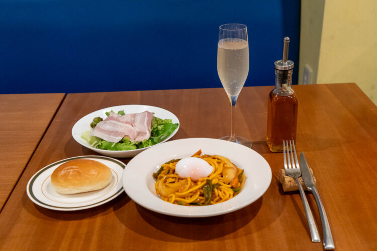 ランチセットはサラダ、パン、ドリンク付き。スパークリングワインは単品なら600円。ランチセットなら追加料金400円だ。