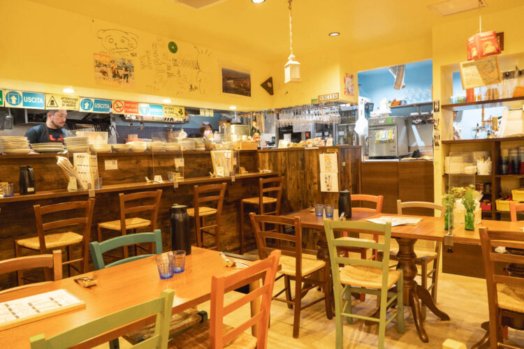 店内はカウンターも合わせて30席と余裕あり。ゆっくりできる雰囲気だ。