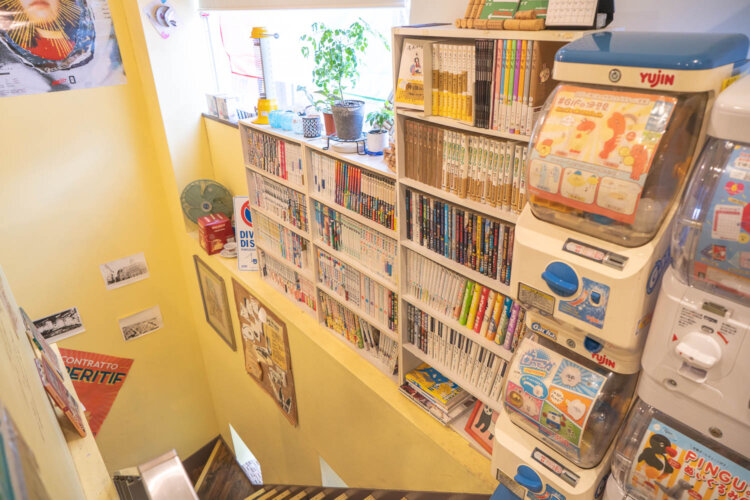 安達さんと深谷さん姉弟の趣味が垣間見えるマンガ本棚。