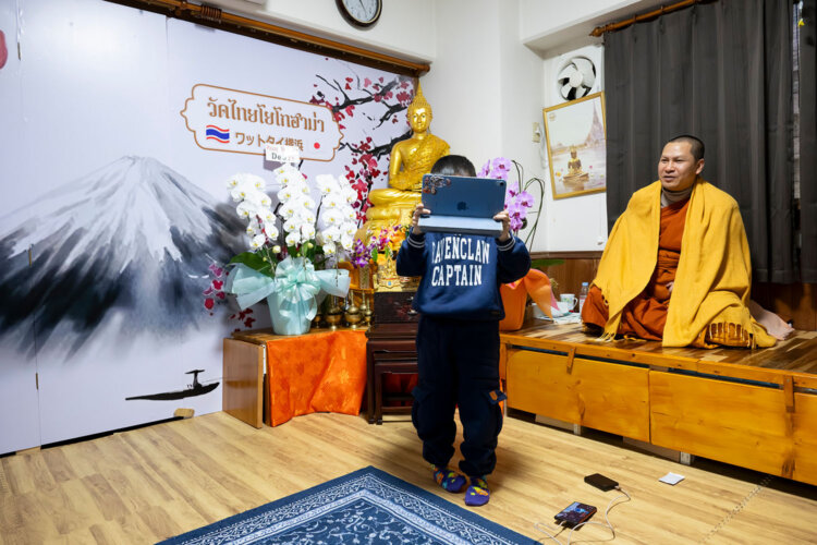 「ワット・タイ横浜」の僧侶はこの街を毎朝、托鉢に歩いてタイの店を回るのだとか。