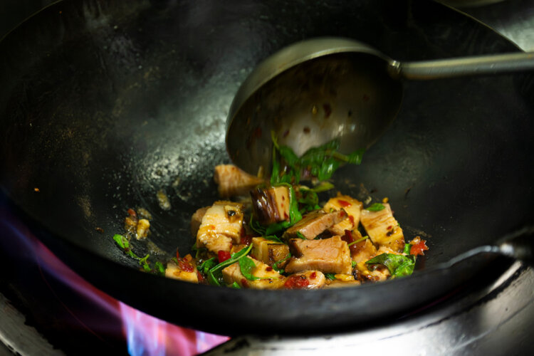 ガパオというと鶏の挽き肉をイメージする日本人が多いが、ムークロープもうまい。