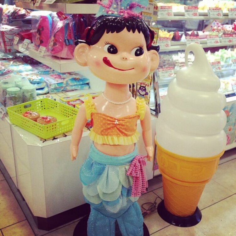 高校時代、観光地で撮影したペコちゃん人形。その傍らにはソフトクリームが。
