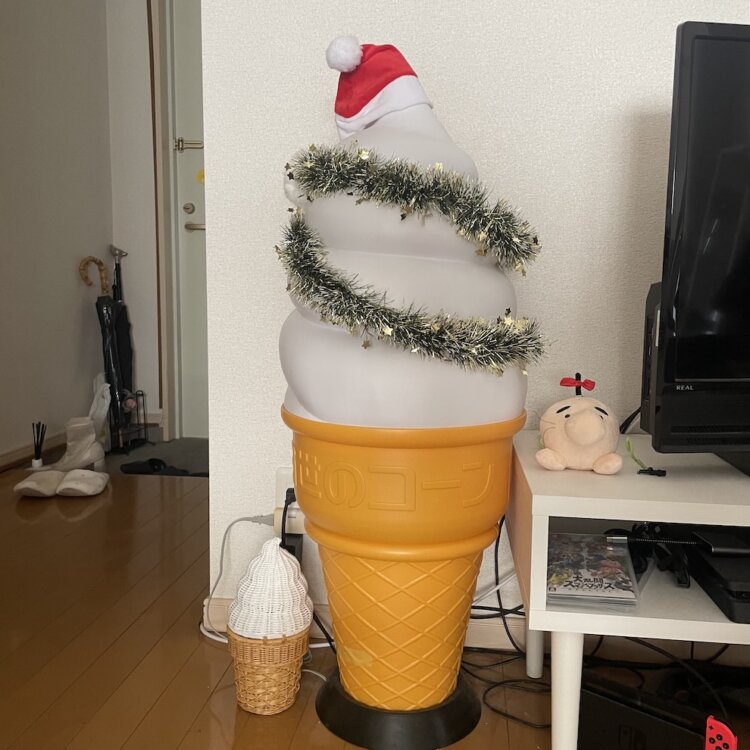 お部屋にもソフトクリーム看板。横の小さなソフトクリームは、かごバッグ。