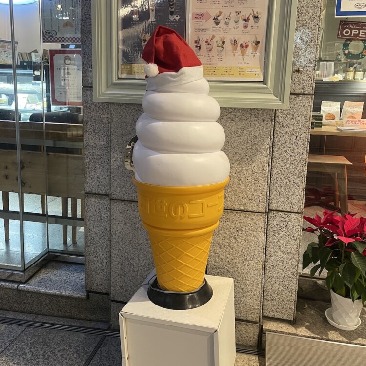 クリスマス時期、赤い帽子を被ってサンタ化するソフトクリーム看板。