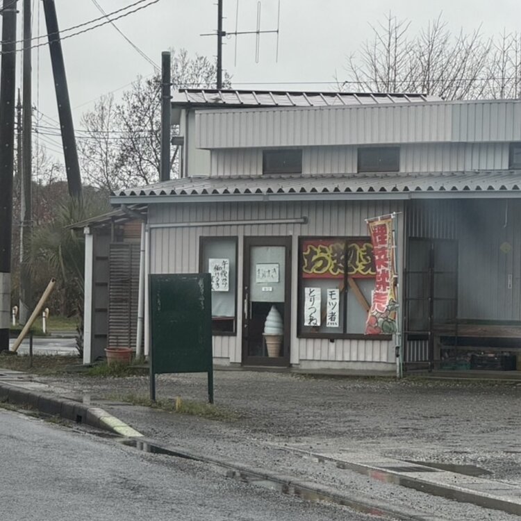開店前のお店のドアからちらり。遠目にも目立つ存在感。