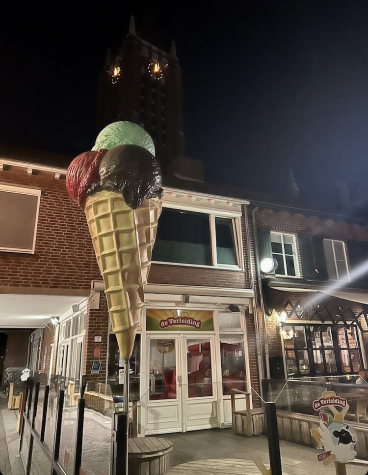 ワッフルとアイスの質感がリアル。ドイツにて。