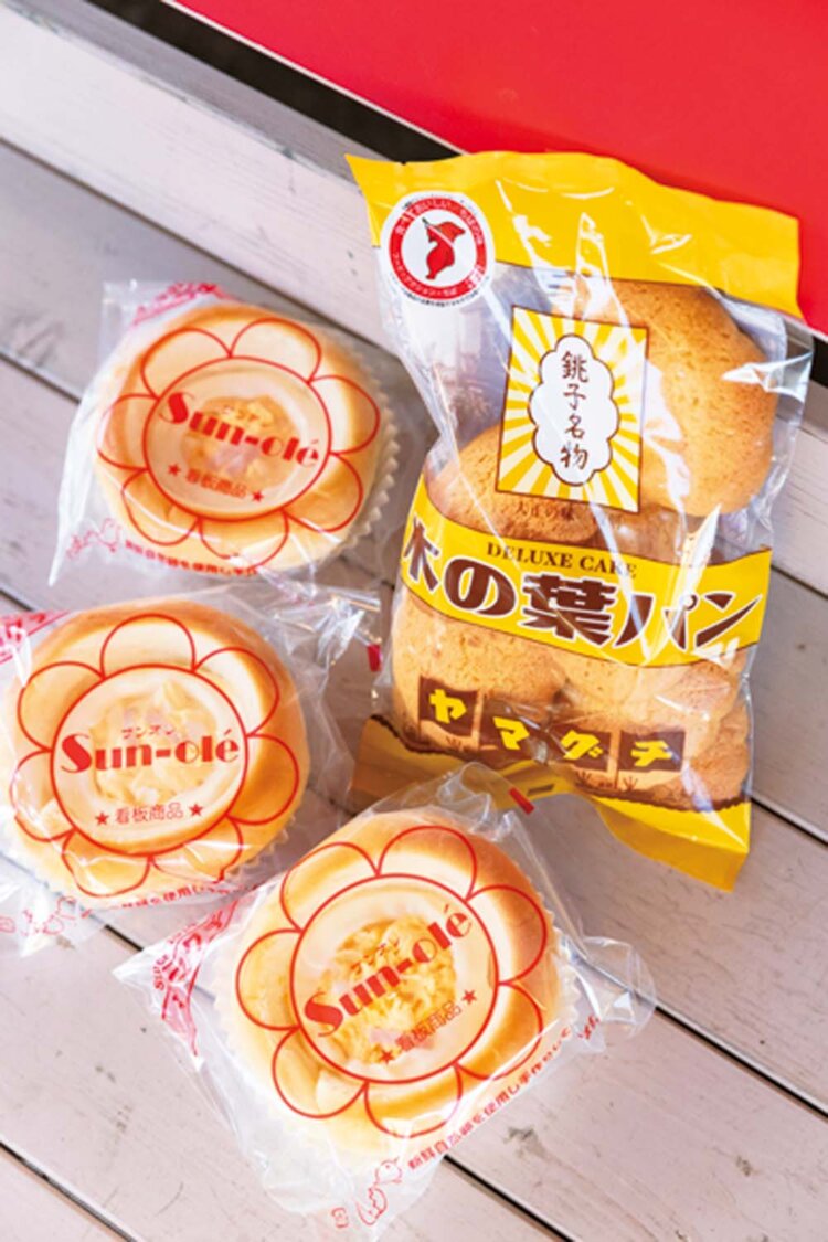 地元の老舗『山口製菓舗』の木の葉パンと、たまごパンのサンオレ。前者は銚子駅のコンビニでも入手できる。