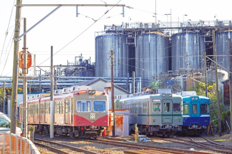 仲ノ町駅の車庫。元南海電鉄、京王電鉄経由伊予鉄道の車両など、4編成を所有している。
