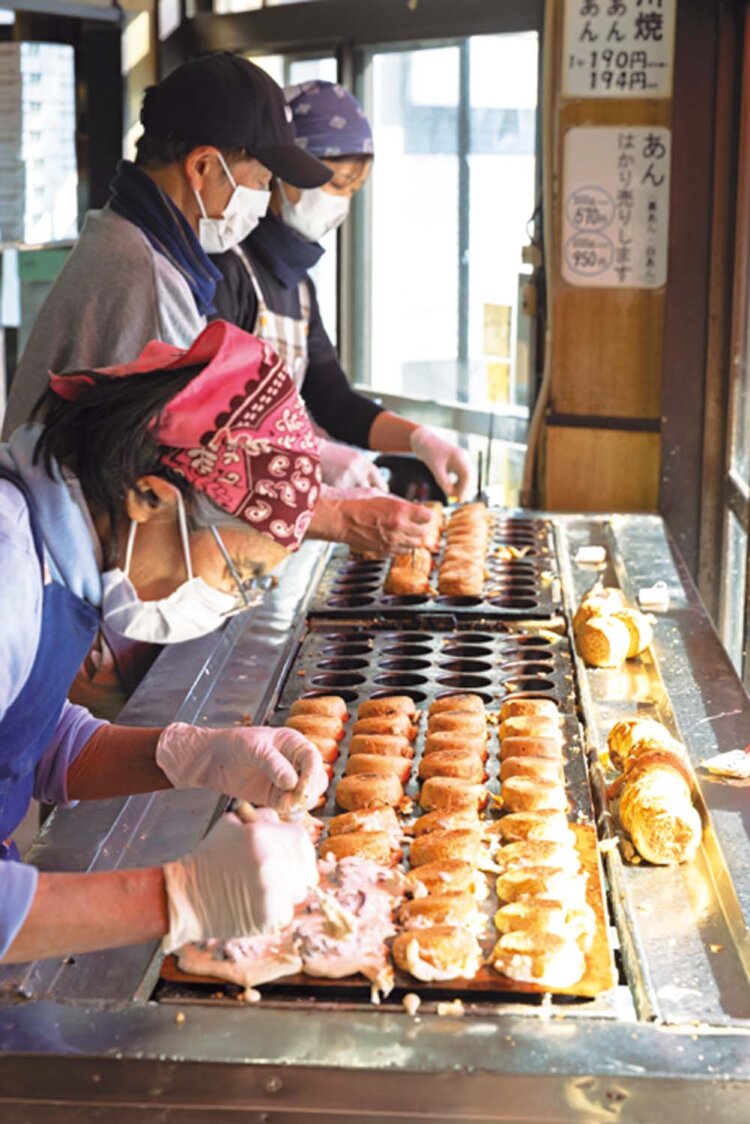 この日は4人がかりで焼き続けていた。順番待ちの客の名を呼ぶ、張りのある声が店内に響くのもまた風情。