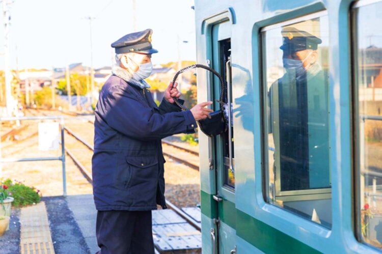 中間地点となる笠上黒生（かさがみくろはえ）駅では、懐かしいタブレット交換が健在だ。